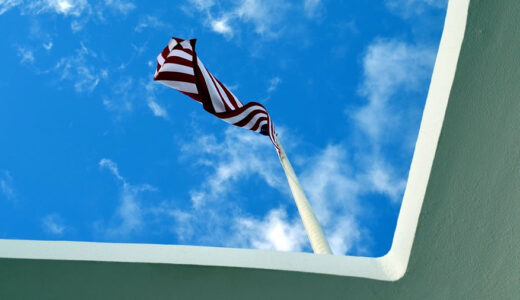 風にたなびくハワイ州旗