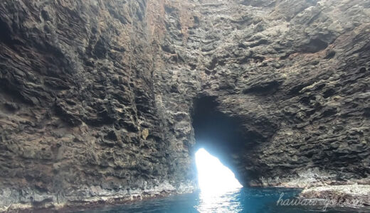 海の洞窟の穴